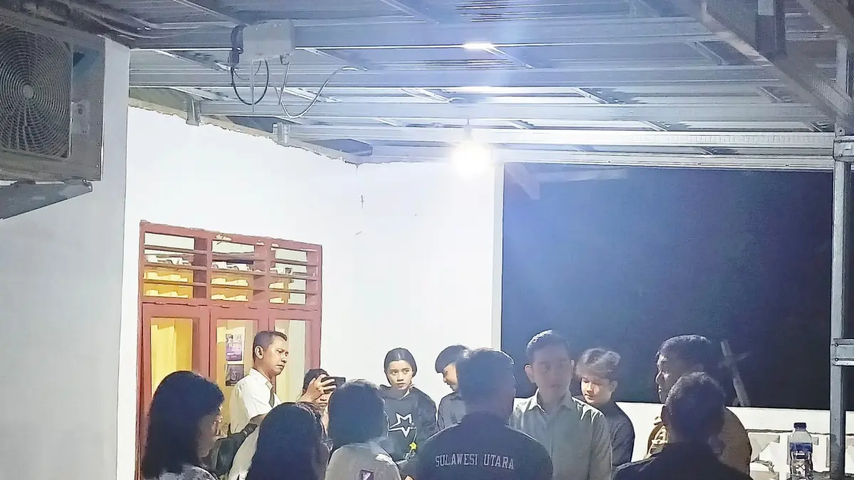 Wapres Gibran berada di rumah duka. Wapres didampingi Gubernur Yulius Selvanus. 