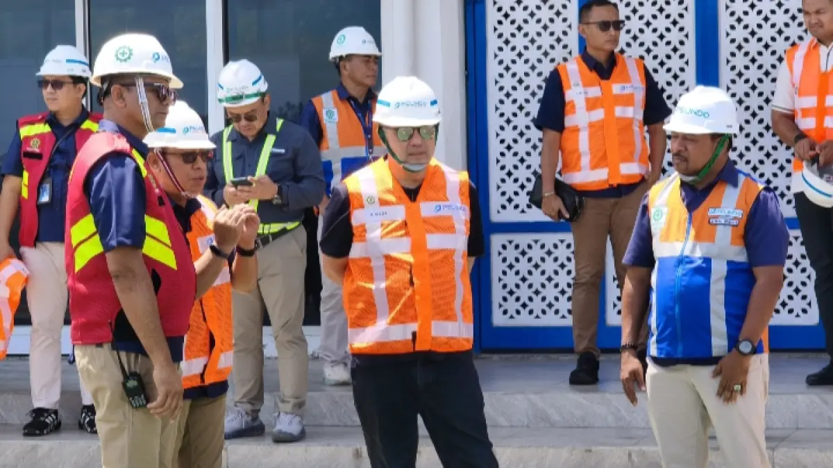 Dirut Pelindo Achmad Muchtasyar saat melakukan peninjauan langsung di Pelabuhan Bitung.(Dok Istimewa)