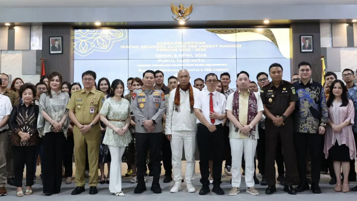 Foto bersama pengurus baru IKA FEB Unsrat dengan tamu undangan usai pelantikan, Senin (6/4)
