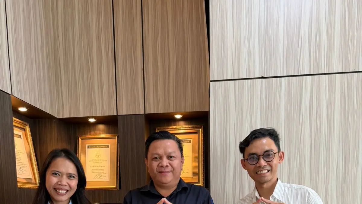 Pemimpin Redaksi Manado Post Tommy Waworundeng bersama, Vice President Sales & Marketing Azana Hospitality Indah Pertiwi Sejati dan, Asst. Sales & Marketing Manager  ⁠Ziad Musa.