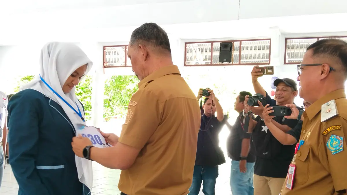 Sekda Melanchton Harry Wolff, menyematkan tanda peserta kepada salah seorang siswa seleksi calon paskibraka, Selasa (07/04/26).