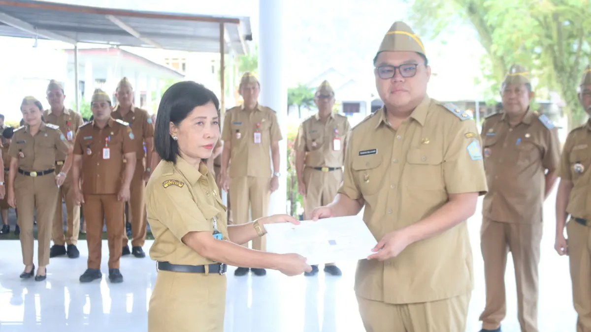 Wabup Tendris Bulahari foto bersama salah seorang ASN.