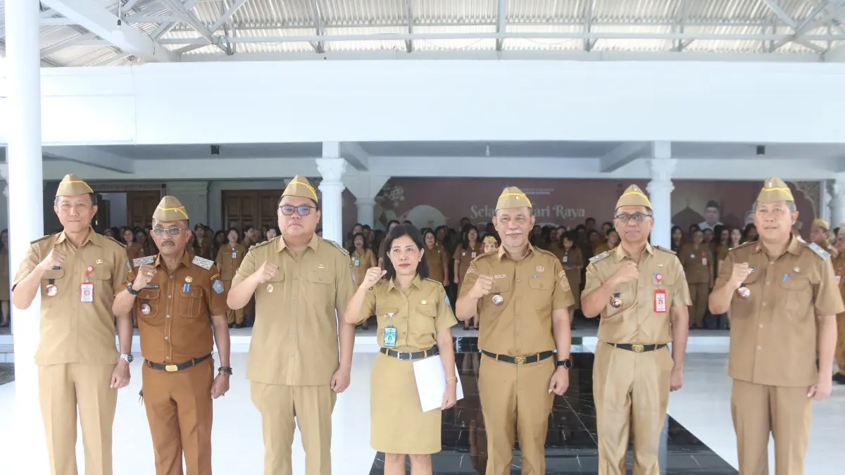 Wabup Tendris Bulahari (Ketiga dari Kiri), sekda Melanchton Harry Wolff (Ketiga dari Kanan) bersama jajaran pejabat lingkup Pemkab Sangihe.