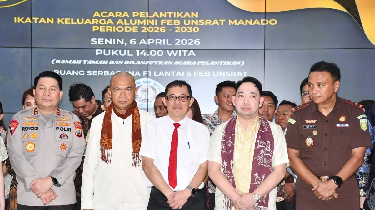 Pejabat hadir yakni JAMIntel Kejaksaan Agung RI Reda Manthovani (kedua dari kiri), Kapolda Sulut Irjen Pol Roycke Langie (paling kiri), Kajati Sulut Jacob Pattipeilohy (paling kanan), Rektor Unsrat Berty Sompie (dasi merah) dan Ketua yang baru Dilantik Engel Glendy Sahanggamu.