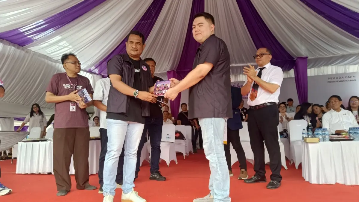 Buku Sejarah Pemuda GMIM saat diserahkan Tim Penyusunan ke Ketua KPPS GMIM Pnt Rio Dondokambey di Ibadah Agung dan Selebrasi Paskah 2026