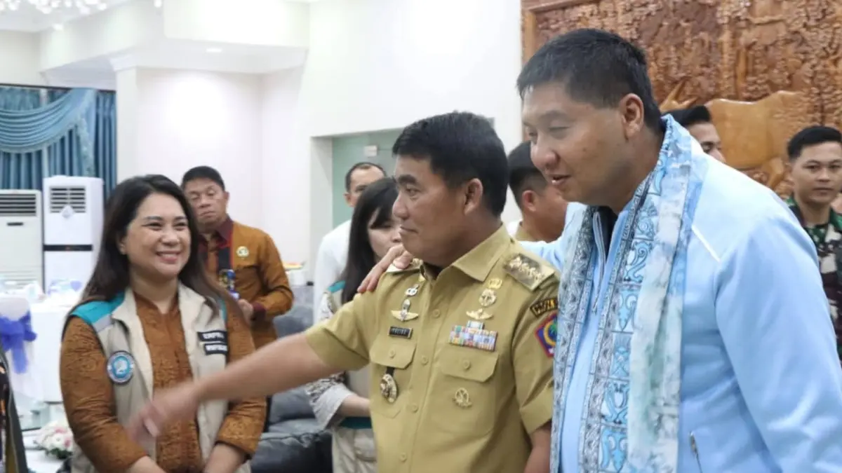 Erpika Ansela Surira menyambut kedatangan rombongan pemerintah pusat.