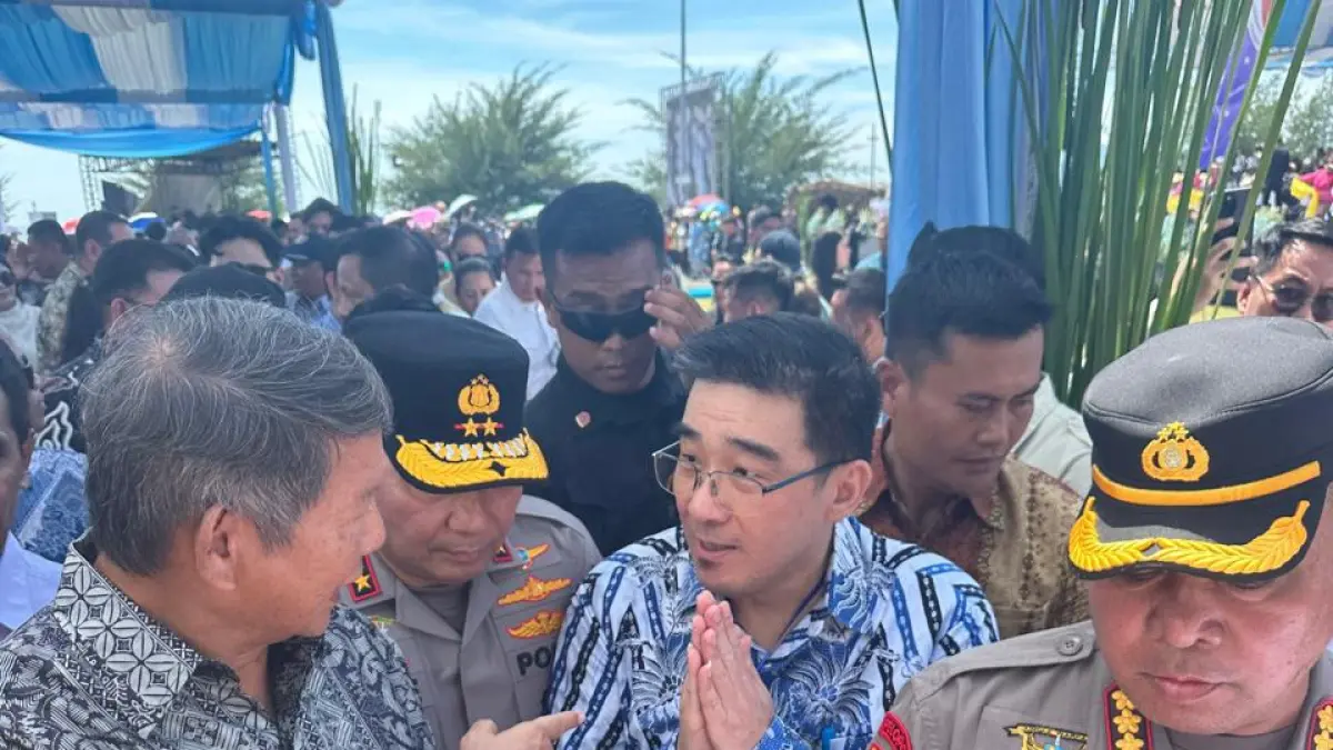 Hashim Djojohadikusumo, tampak berbincang santai dengan Prof Starry &nbsp;Rampengan.