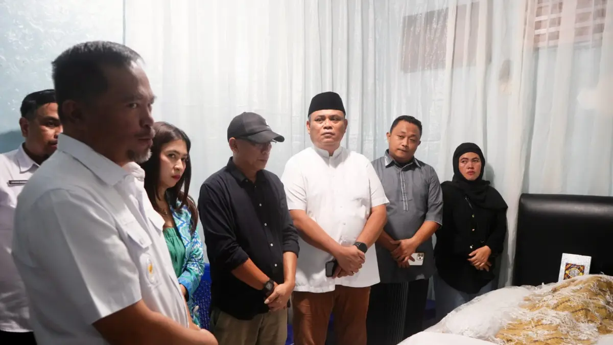 Para kerabat Alm Boby Daud saat melayat ke rumah duka di Kelurahan Karame, Kecamatan Singkil, Rabu (8/4)
