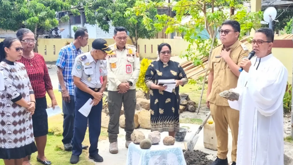 Wabup Tendris Bulahari (Kedua dari kanan) saat menghadiri sekaligus meletakkan batu dasar pembangunan kantor resort Tatoareng, di Kampung Kahakitang, Selasa (07/04/26).