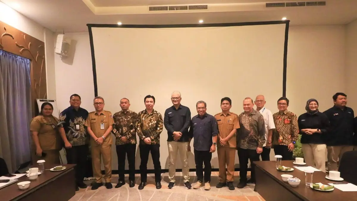 Bupati Sangihe Michael Thungari (Kelima dari kiri) didampingi Kadis Kominfo Ronald Lumiu (Keempat dari kiri) foto bersama pihak BAKTI Komdigi,  Rabu (08/04/26).