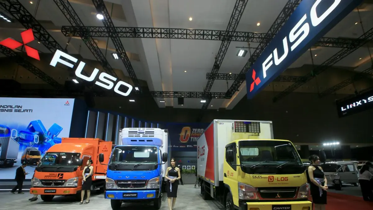 Deretan Canter dan Fighter X yang dipamerkan Mitsubishi Fuso menjadi bukti keandalan kendaraan niaga dalam mendukung berbagai sektor industri strategis.