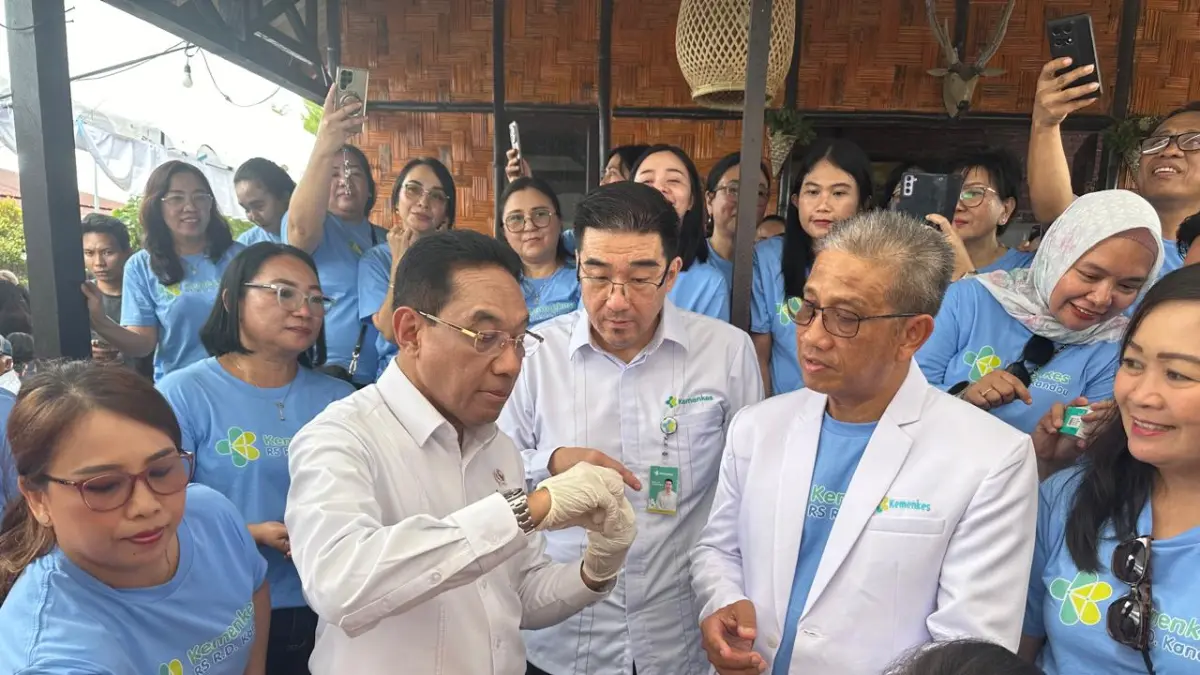 Dirut RSUP Kandou Prof Dr dr Starry Rampengan SpJP(K) FIHA MARS, mendampingi Wamenkes dr Benyamin Paulus Octavianus SpP FISR, saat kegiatan bakti sosial di Minahasa.