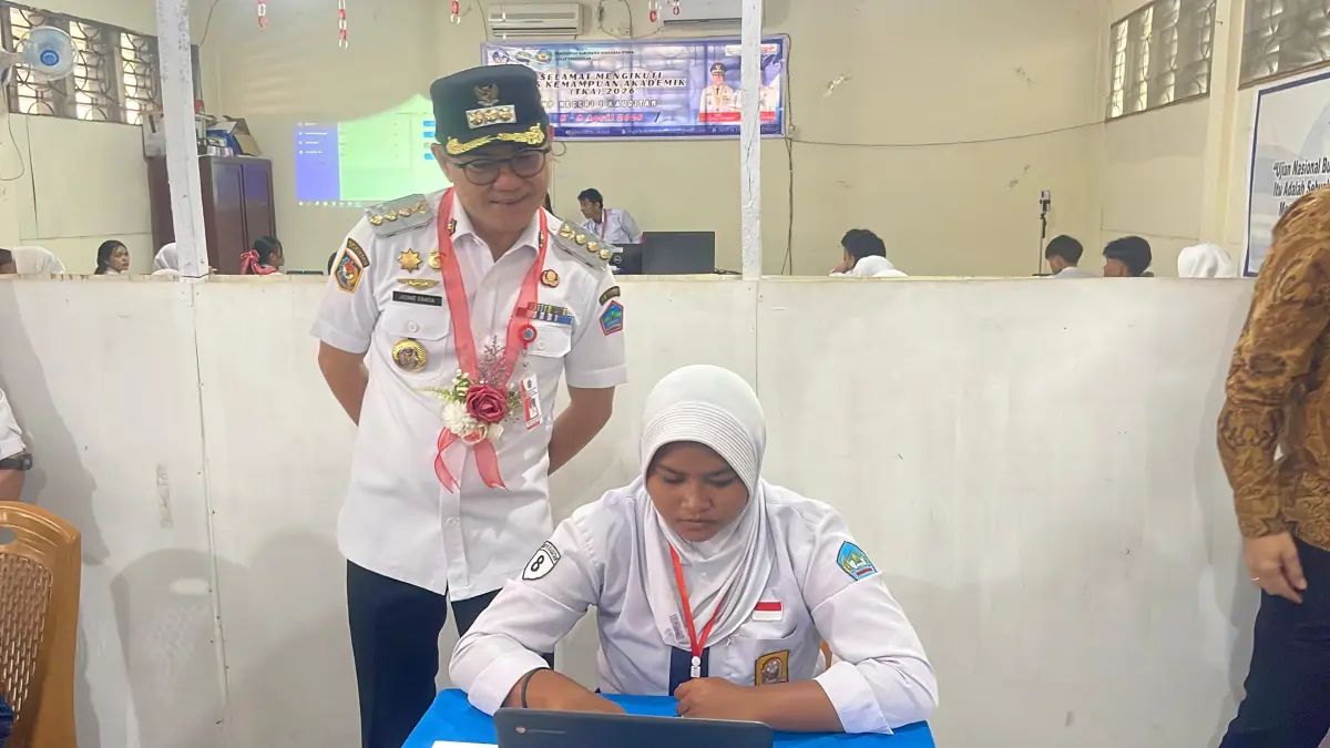 Monitoring-Bupati Minahasa Utara Joune Ganda saat memantau salah satu siswa saat melakukan Tes Kemampuan Akademik (TKA) dan Asesmen Nasional (AN) tingkat SMP. 
