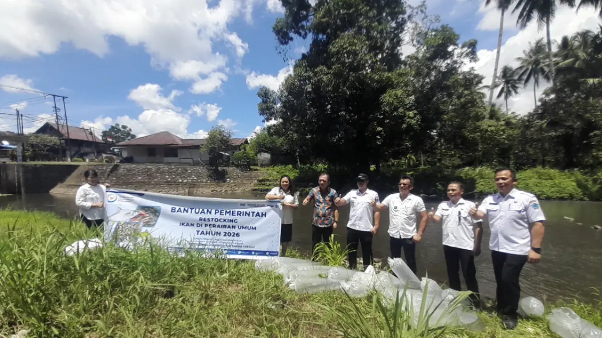 Penebaran benih ikan di perairan umum, yang dilaksanakan di Sungai Talawaan, Rabu (8/4/2026). Ratusan ribu bibit ikan jenis nila dan tawes dilepas.