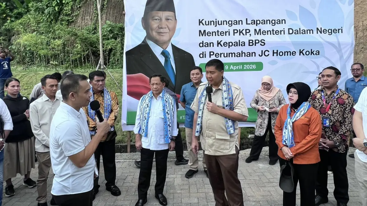 Pengembang JCHome Koka Cliff Nicolaas (kiri) saat berdialog dengan Menteri Perumahan dan Kawasan Permukiman Maruarar Sirait dan Mendagri Tito Karnavian