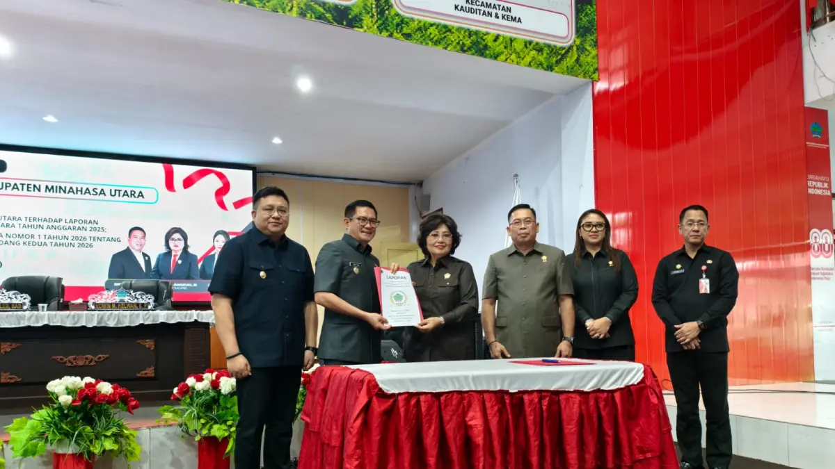 Rekomendasi DPRD-Bupati Minahasa Utara Joune Ganda didamping Wakil Bupati Kevin Lotulung saat menerima rekomendasi DPRD saat rapat Paripurna LKPJ Bupati Minahasa Utara Tahun anggaran 2025.
