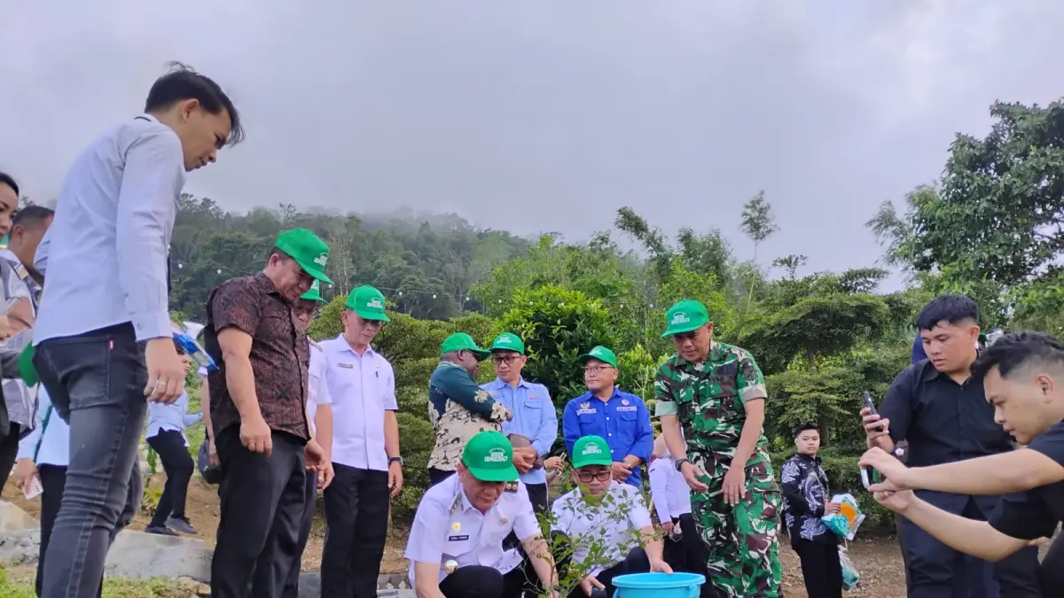 Wali Kota Tomohon Caroll J. A. Senduk SH di kegiatan Penanaman Pohon dan Silaturahmi yang dirangkaikan dengan jamuan makan malam bersama Ketua DPD RI dan Anggota DPD RI Provinsi Sulawesi Utara. Dok istimewa 