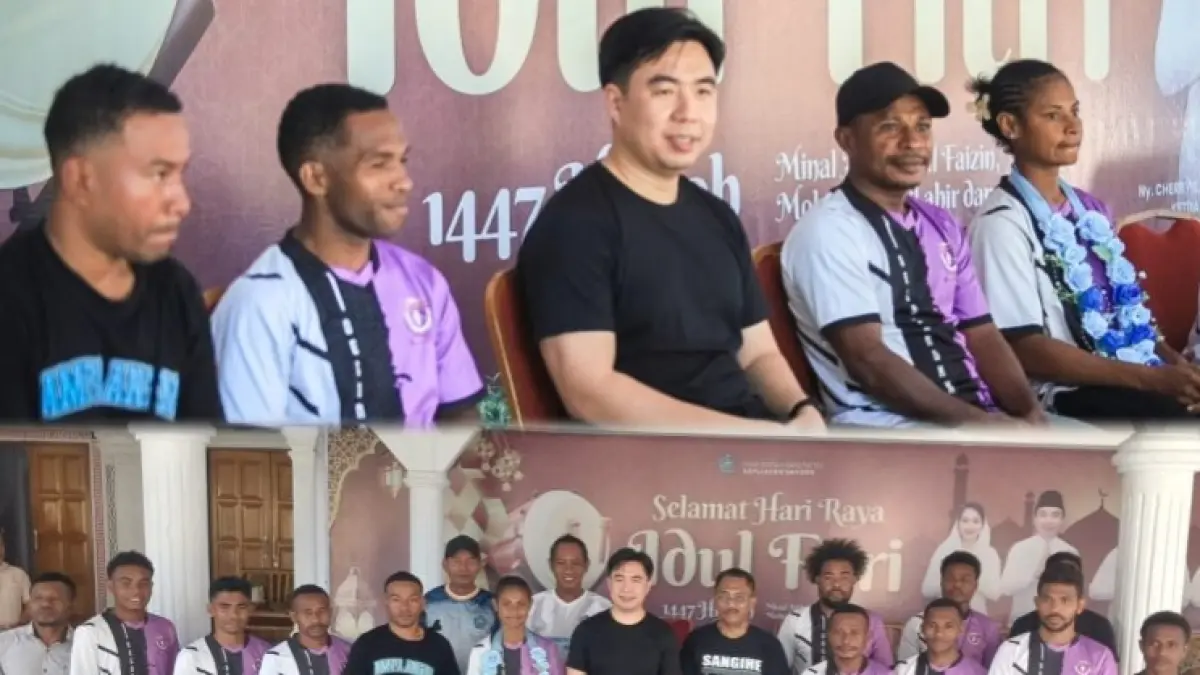 Bupati Sangihe Michael Thungari (Kaos Hitam) bersama atlet tinju dan ofisial dari Manokwari, Papua Barat, Jumat (10/04/26).