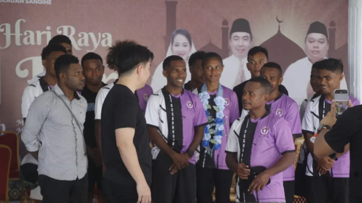 Bupati Sangihe Michael Thungari saat menerima para petinju asal Deko Boxing Camp, di rumah jabatan Bupati, Jumat (10/04/26).