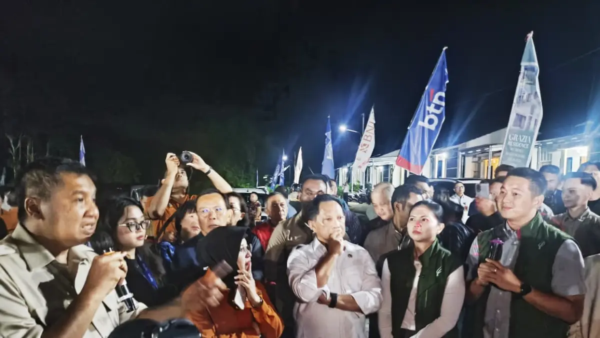 Menteri PKP Maruarar Sirait, Mendagri Tito Karnavian dan Kepala BPS RI, saat berdiskusi dengan Pengelola Perumahan Grazia Residence 2 Tomohon, Greysia Polii dan Felix Djimin, di sela kunjungan kerja sekaligus memberikan bantuan perumahan di Kota Tomohon, Kamis (9/4/2026) Dok Jul/MP