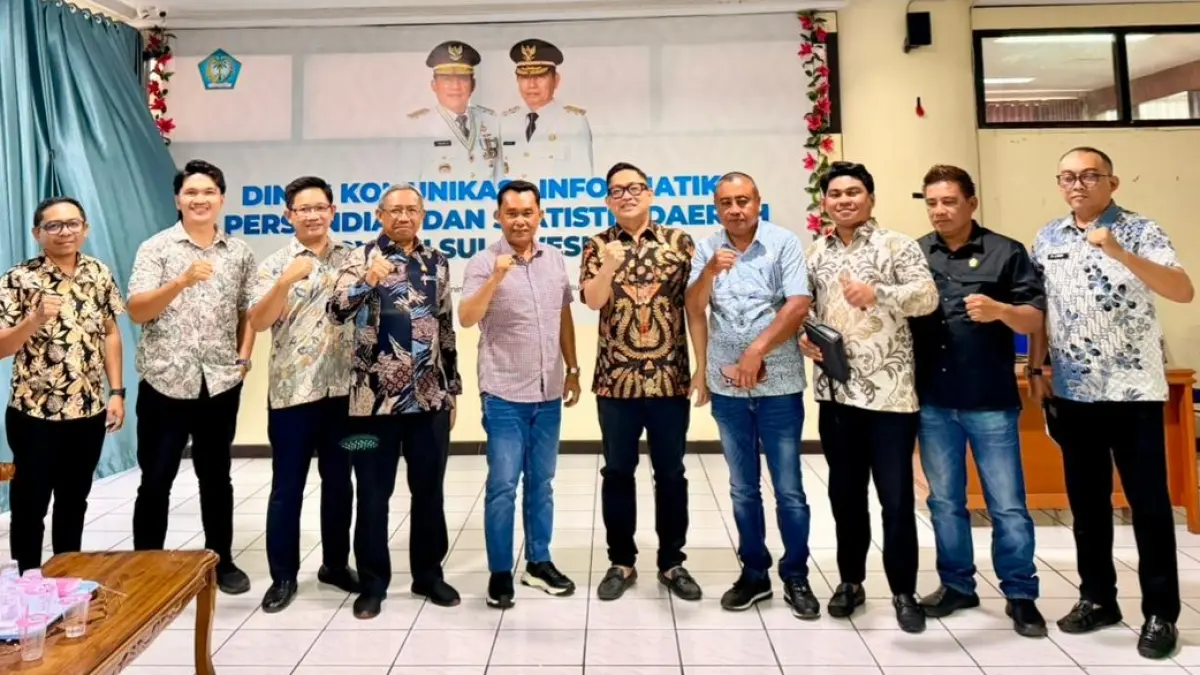Kadis Kominfo Sangihe Ronald Lumiu (Kanan) bersama personil komisi II DPRD usai mengikuti koordinasi dan konsultasi di Dinas Kominfo Sulawesi Utara, Kamis (09/04/26).