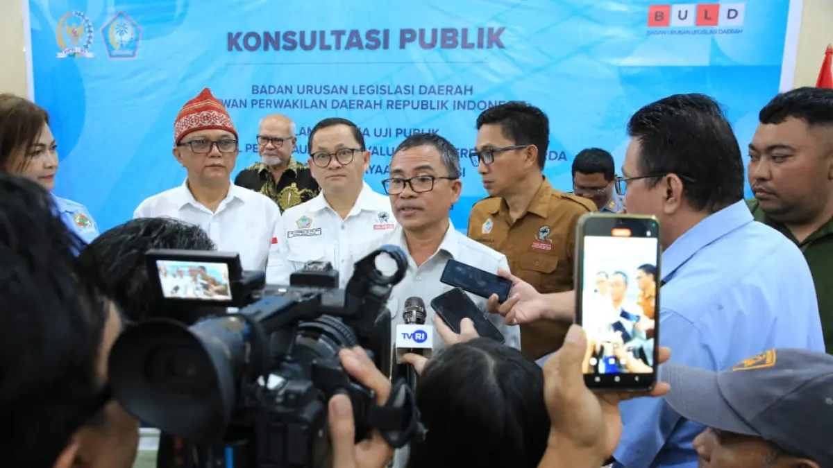 Ketua BLUD DPD RI Stefanus BAN Liow diwawancarai awak media di sela gelaran Konsultasi Publik BULD DPD RI yang digelar di Kantor Gubernur Sulawesi Utara, Manado, Kamis (9/4/2026). Dok istimewa 