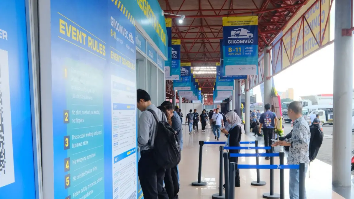 Pengunjung melakukan registrasi digital menggunakan kode QR saat memasuki area GIICOMVEC 2026 di Jakarta International Expo, Jakarta, Kamis (9/4), guna mempercepat akses dan kenyamanan selama pameran.
