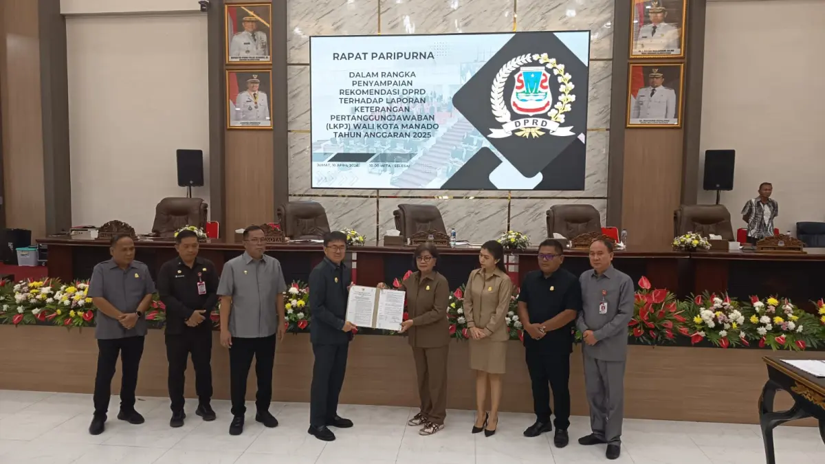 Penyerahan rekomendasi DPRD terhadap LKPJ 2025 kepada Wali Kota dalam paripurna, Jumat (10/4)