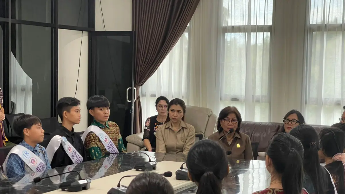 Pimpinan dan Anggota DPRD Manado saat menerima kunjungan dari Finalis Remaja Teladan dari Wilayah Manado Malalayang, Jumat (10/4)
