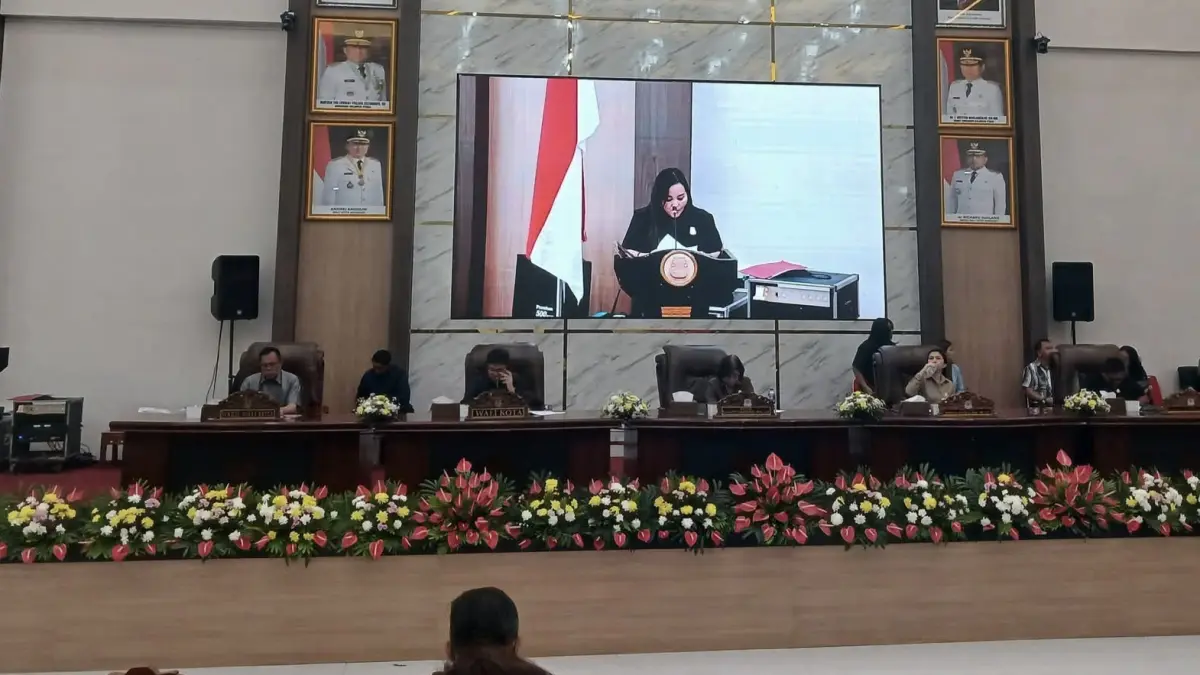 Salah satu Anggota DPRD Manado membacakan laporan Panitia Khusus LKPJ 2025 dalam rapat paripurna