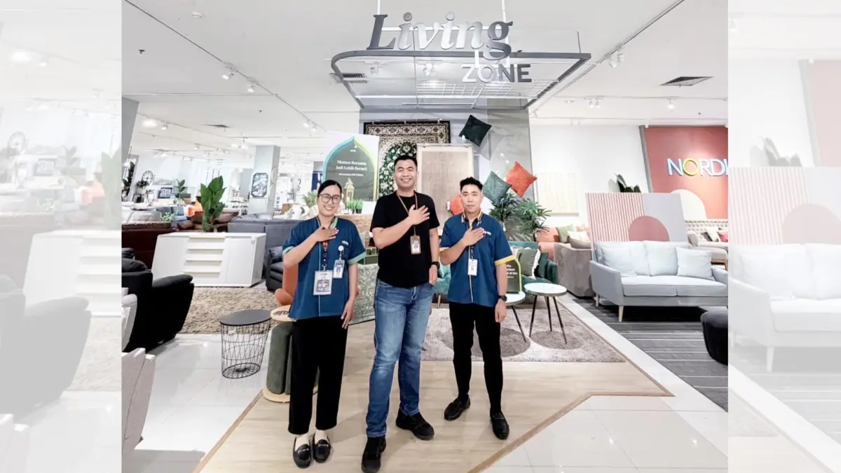 Store Opration Manager Eko Prasetyo Nugroho bersama Karyawan Informa mantos 3