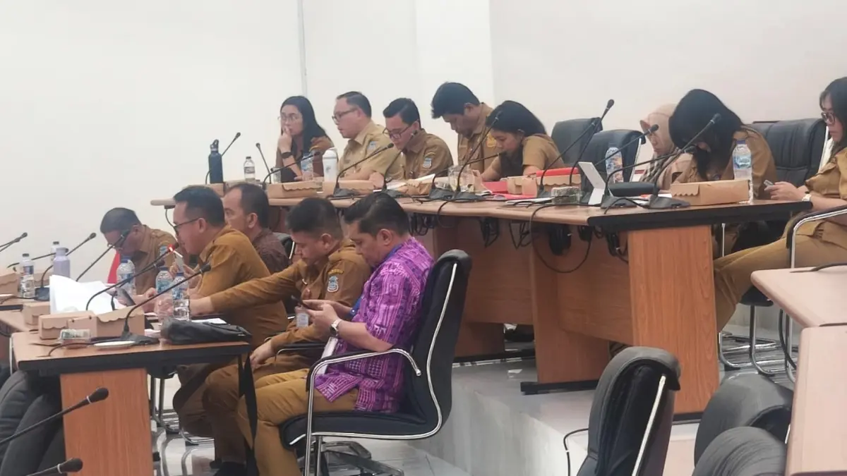 Tim Anggaran Pemerintah Daerah Kota Manado saat mengikuti pembahasan LKPJ