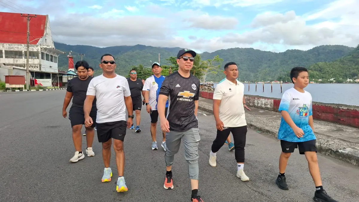 Bupati Michael Thungari (Jersey MU) saat berjalan sehat di kawasan Car free day, Boulevard Tahuna, Sabtu (11/04/26).