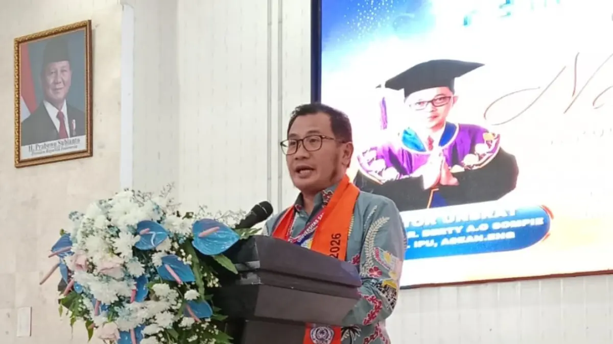 Dekan Ferry Liando saat membawakan Pengantar di Kuliah Umum Fisip Unsrat Manado