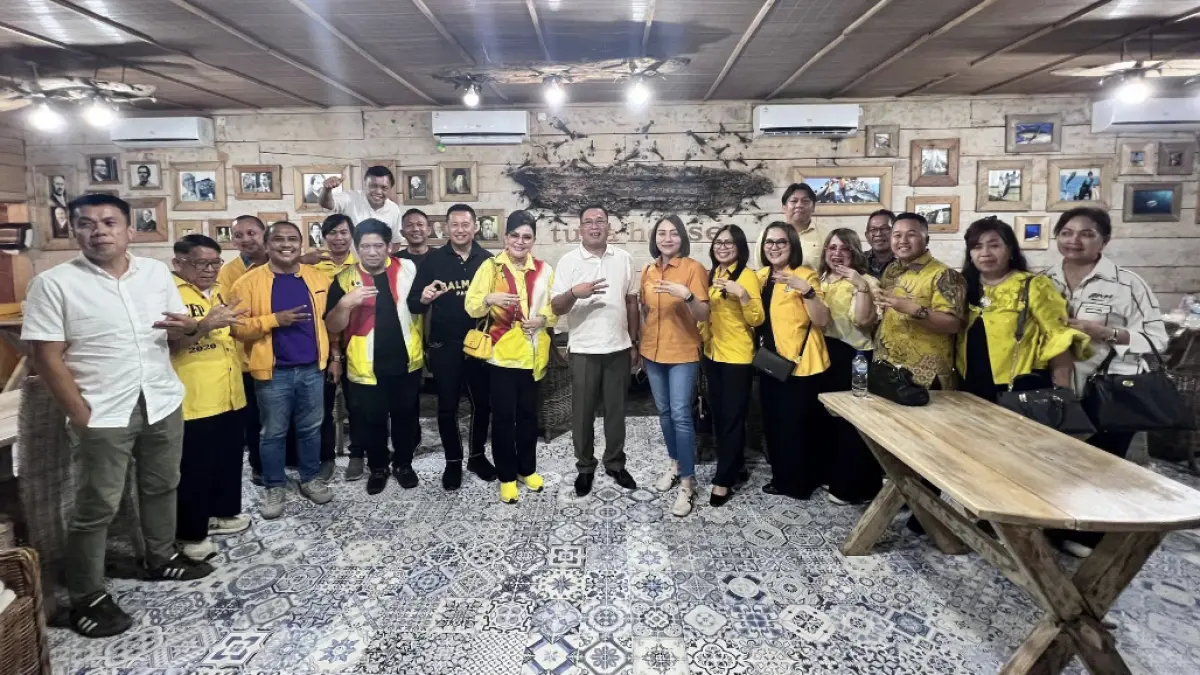 Ketua DPD II Golkar Minut Edwin Nelwan mendampingi Ketua DPD I Golkar Sulut Tetty Paruntu dan Calon Ketua DPD I Golkar Sulut Michaela Paruntu bersama fungsionaris partai lainnya.