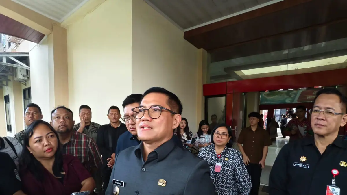Bupati Joune Ganda saat diwawancarai awak media