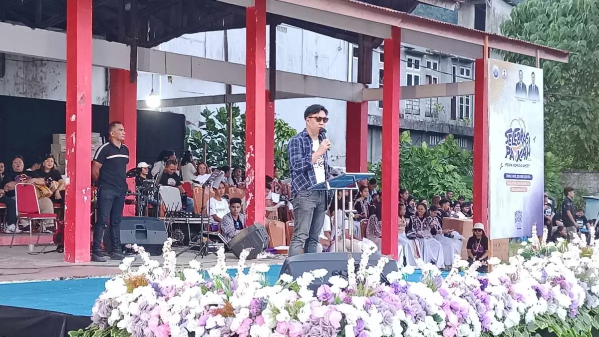 Bupati Michael Thungari saat menghadiri acara selebrasi Paskah Pelka Pemuda Sinode GMIST, Minggu (12/04/26), di Lapangan Gesit Tahuna.