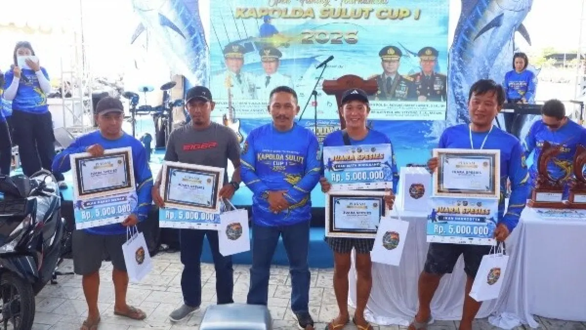 Pemenang menerima hadiah dari panitia