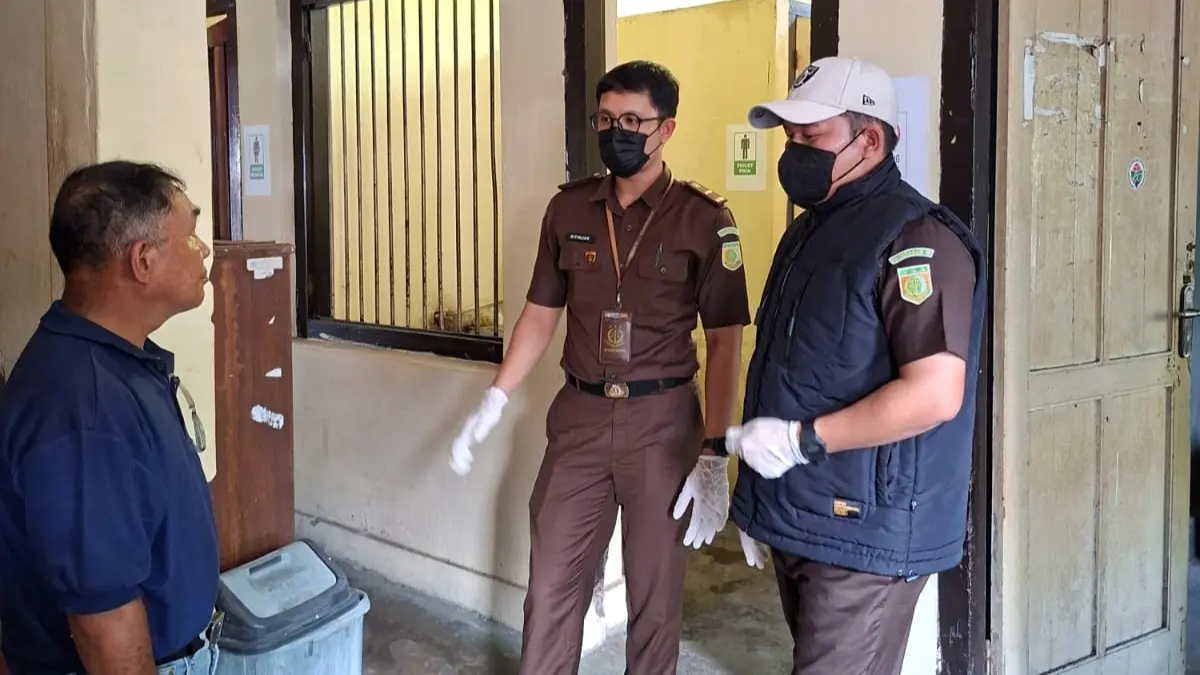 Penyidik Kejari saat berada di Kantor Dinas PMD Kabupaten Sangihe.