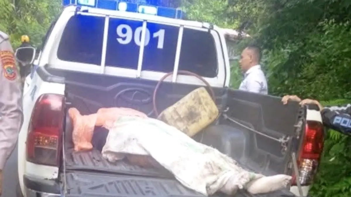Petugas kepolisian mengevakuasi korban kecelakaan di Jalan Ratahan–Tababo, Kabupaten Minahasa Tenggara. 
