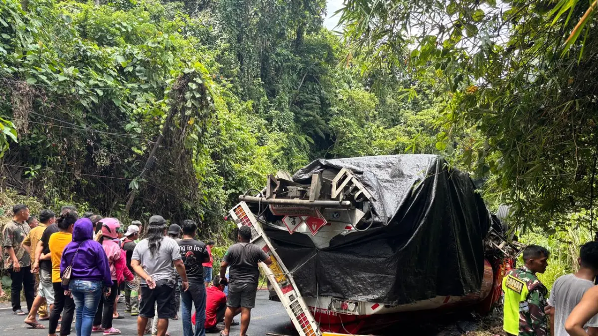 BUTUH PERHATIAN: Kecelakaan yang terjadi di ruas jalan trans Sulawesi tepatnya tanjakan Munte -Maruasey.