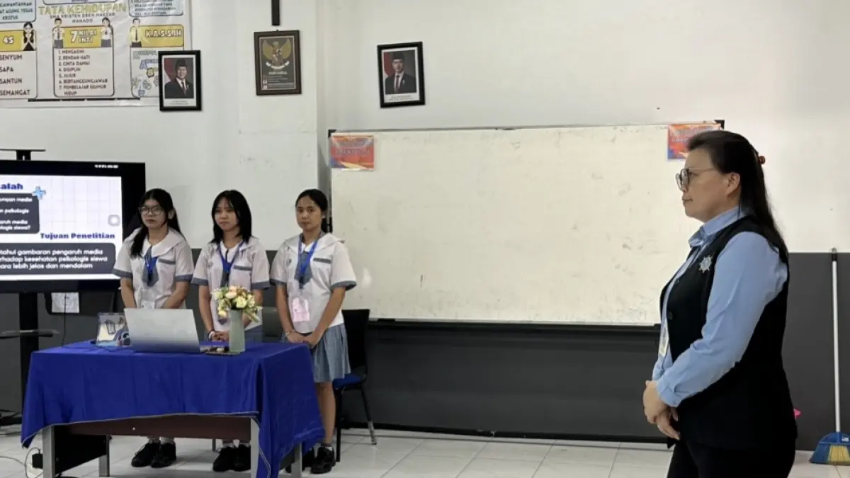 Para siswa kelas XII SMA Kr Eben Haezar Manado saat mempresentasikan KTI