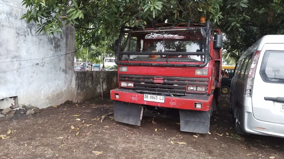 Polda Sulut terinformasi mengamankan satu unit truk tronton berwarna merah yang diduga terkait penyalahgunaan bahan bakar minyak (BBM) bersubsidi di wilayah Kota Bitung.