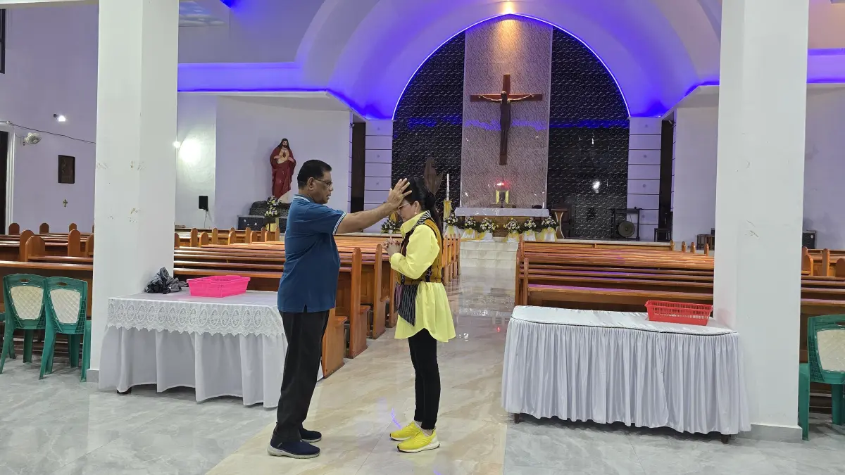 SELALU ANDALAN TUHAN: Christiany Eugenia Paruntu saat didoakan Pastor Imanuel Ohoiwutun, MSC ditengah kesibukannya selalu mengandalkan Tuhan Yesus.