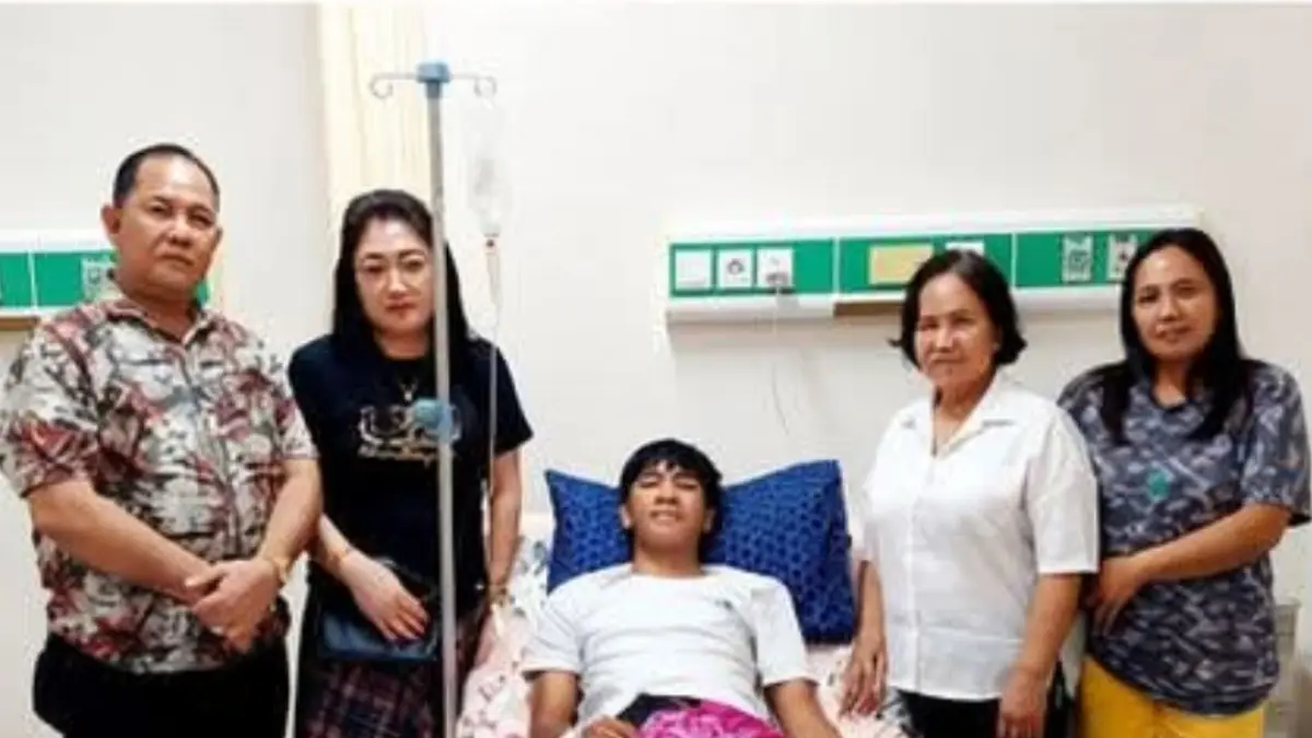 SUKACITA MELAYANI: Tokoh Masyarakat Minahasa Selatan Frede Aries Massie bersama istri Marini J Lolowang (kiri) menunjukkan kepedulian dan perhatian kepada sesama dengan menjenguk serta mendoakan kesembuhan Ananda Ferdinan Israel Nayoan yang sedang menjalani perawatan di RS ODSK Manado, belum lama ini.
