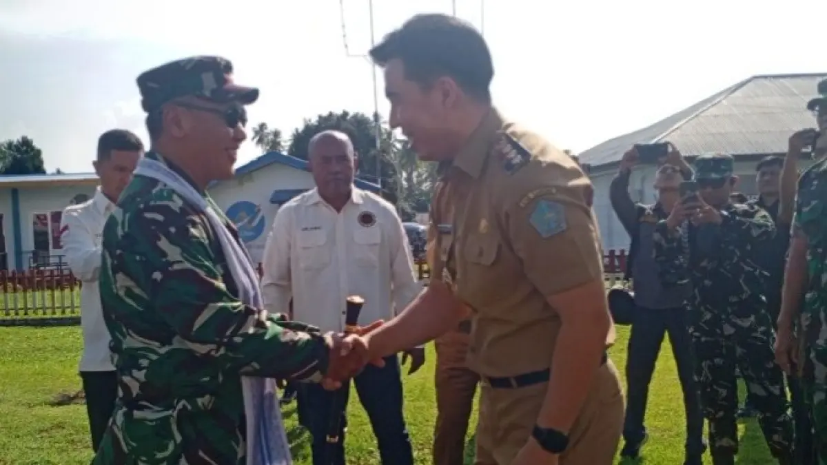Bupati Michael Thungari menyambut kedatangan Pangdam XIII/Merdeka Mayjen TNI Mirza Agus saat tiba di Bandara Naha Sangihe, Selasa (14/04/26).