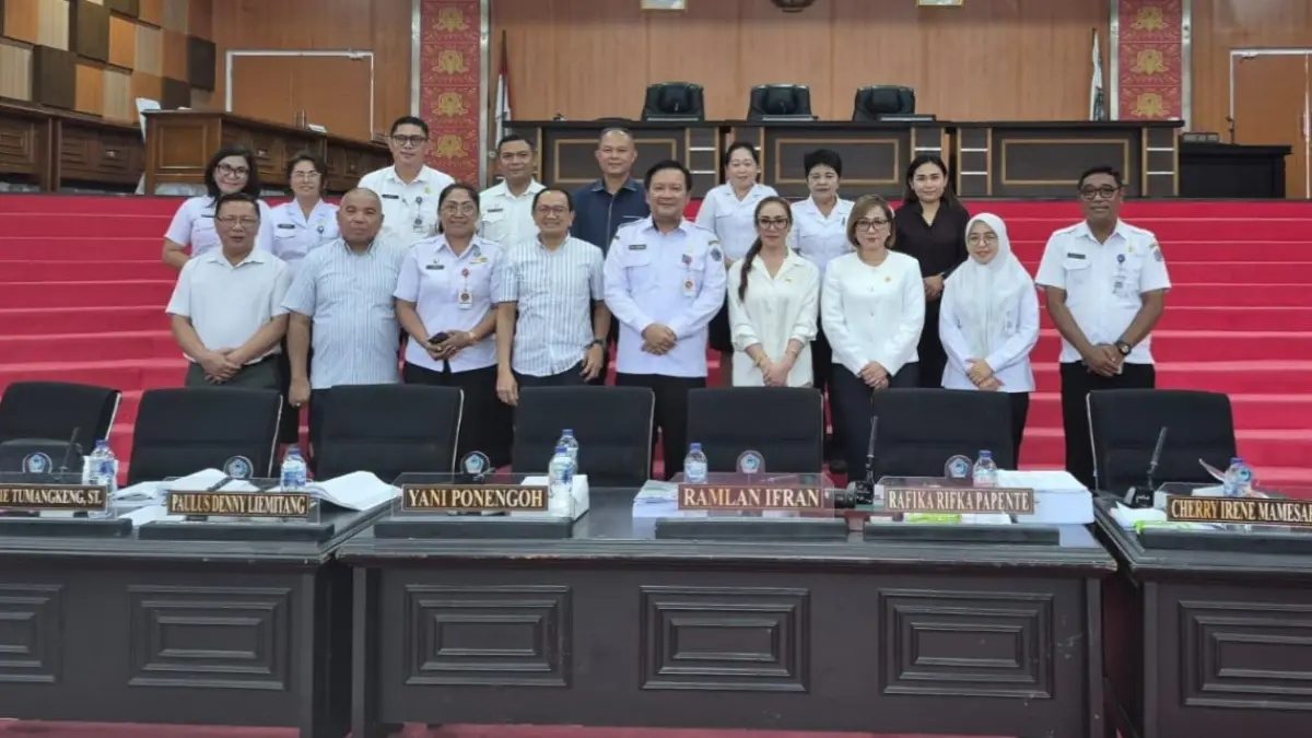 Pansus LKPJ DPRD Kota Bitung bersama dengan sejumlah kepala SKPD Pemkot Bitung usai rapat.(Dok Istimewa)