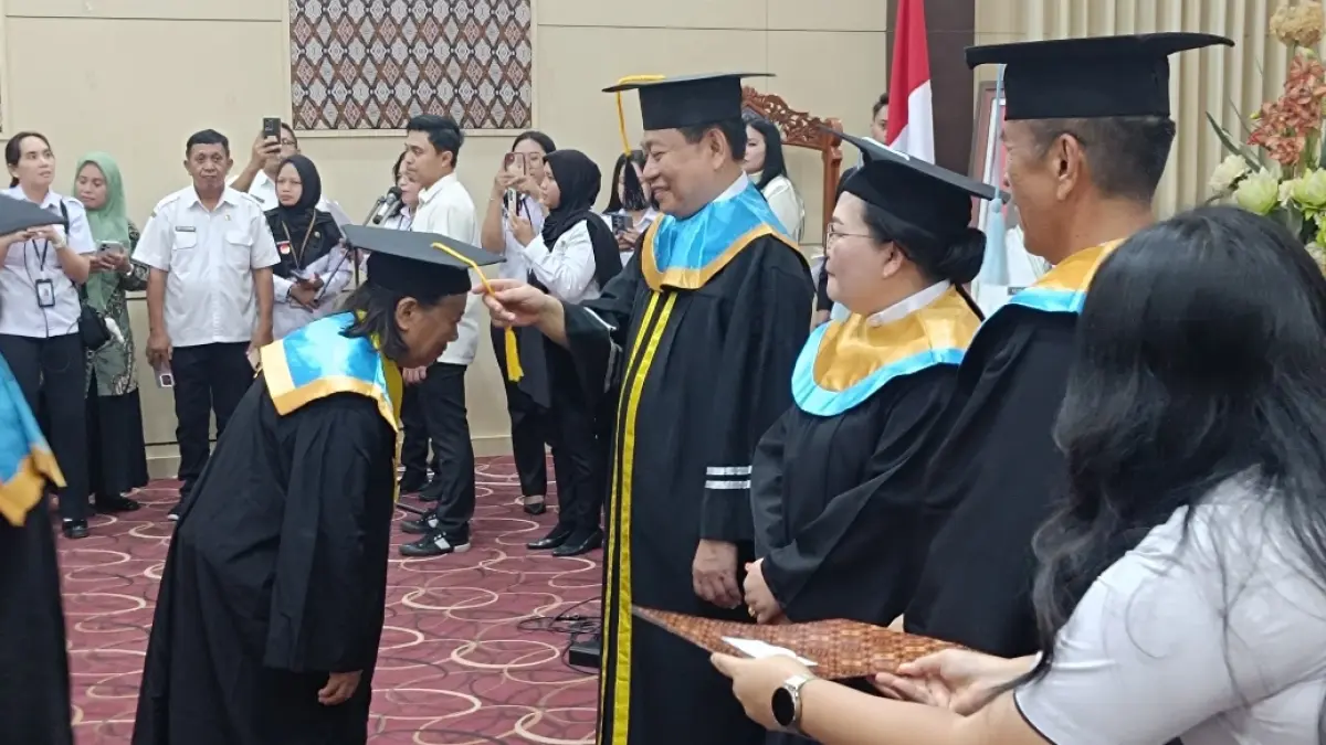 Prosesi Wisuda Sekolah Lansia di Sulawesi Utara