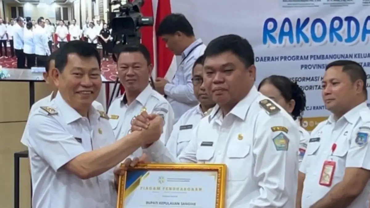 Wabup Tendris Bulahari saat menerima piagam penghargaan dari BKKBN yang diserahkan oleh Wakil Gubernur Sulut Victor Mailangkay, Rabu (15/04/26).