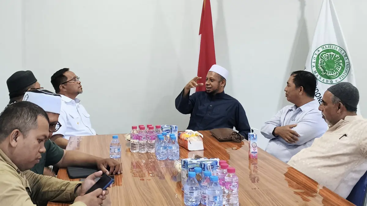 AKRAB: Ketua MUI Manado beserta pengurus saat berdiskusi dengan Wakil Wali Kota Manado di Kantor Sekretariat MUI